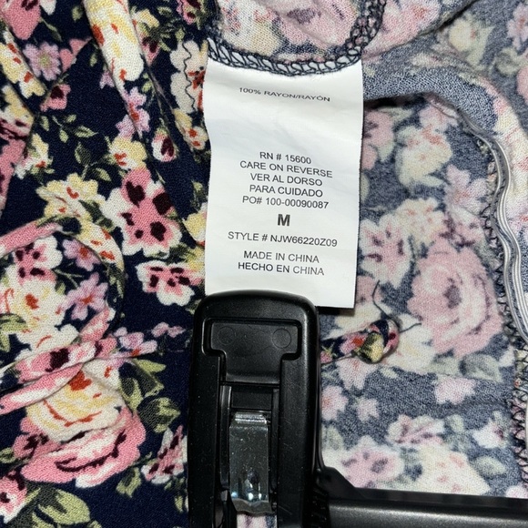 REWIND floral v neck cinch blouse in women’s medium with cuff sleeves - Picture 9 of 9